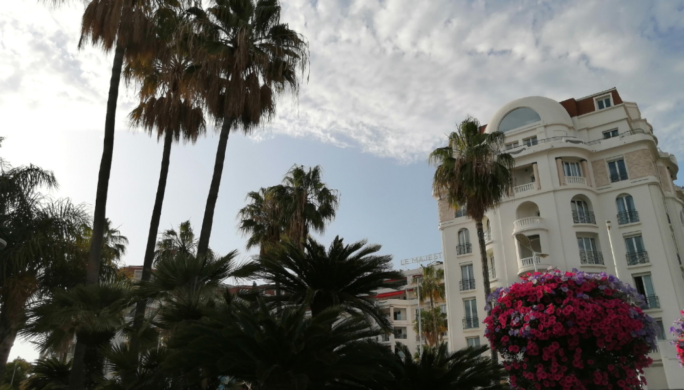 Enjoy the best places in Cannes with your private driver !